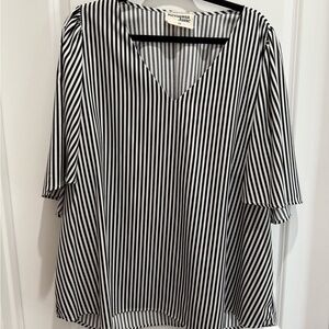 MAKE AN OFFER! 

Savanna Jane Black and White Boxy Blouse